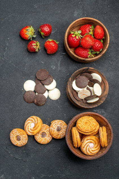 巧克力饼干顶视图巧克力饼干草莓和饼干在黑暗的桌子上食品香料堆
