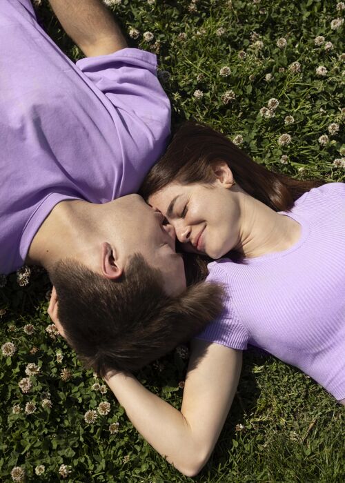 男人可爱的男女朋友躺在草地上快乐女人在一起