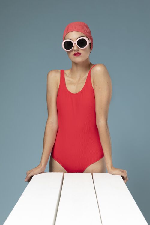 海滩穿着红色泳衣的美女女性时尚泳装