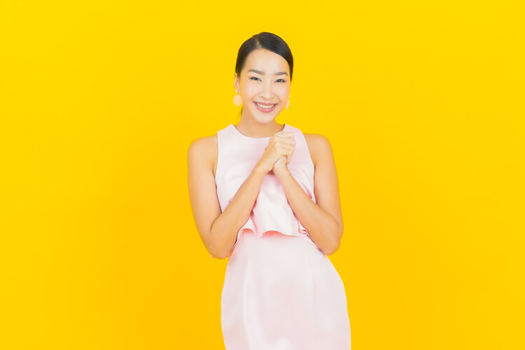 模特肖像美丽的亚洲年轻女子微笑着行动黄色紫色明亮女人