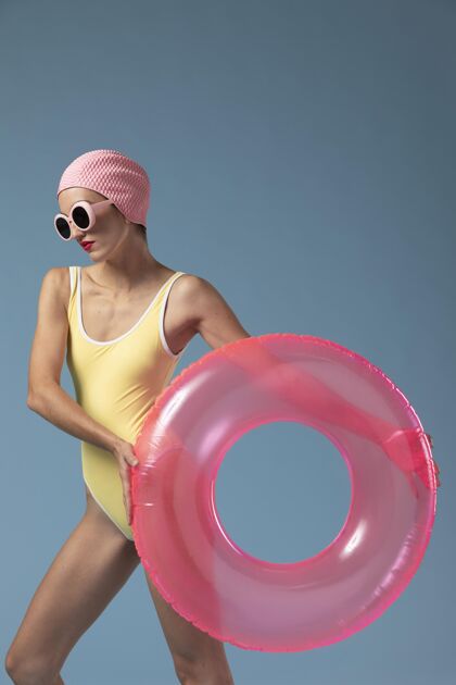 女人穿泳衣戴游泳圈的女人姿势泳装夏天