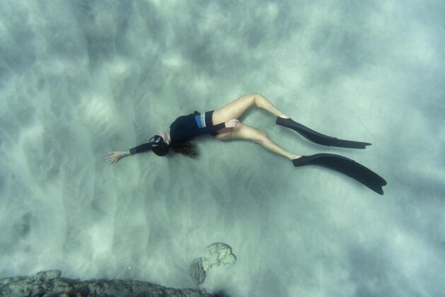 女子穿着脚蹼在海里游泳的女人游泳游泳水肺潜水