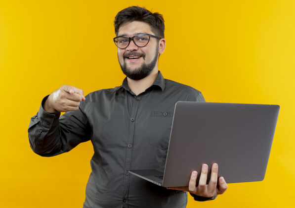 商务人士面带微笑的年轻商人戴着眼镜拿着笔记本电脑 指着相机笔记本电脑背景眼镜