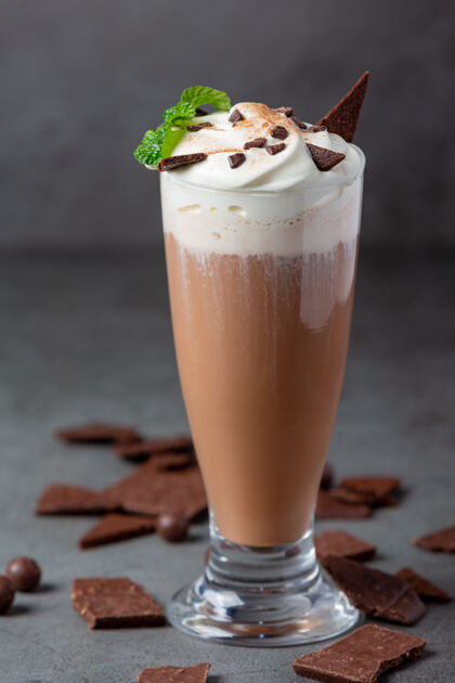 滋养在黑暗的表面上放一杯巧克力牛奶美味咖啡馆液体