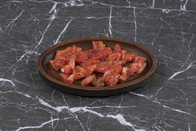 食物大理石上的西红柿木盘蔬菜可口大理石