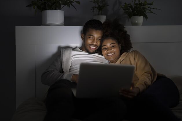 在线一起看netflix的非裔美国夫妇情侣休闲订阅