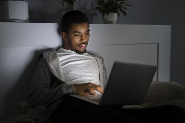 用户非裔美国人在家看netflix舒适电影Netflix