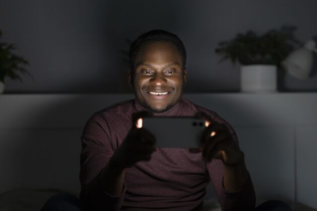 舒适非裔美国人在室内看netflix在线电影系列