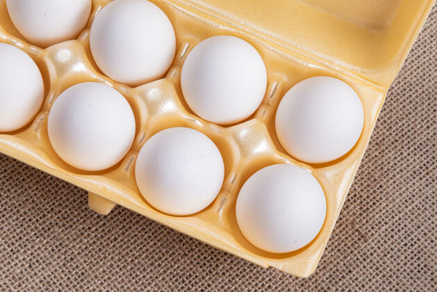 健康食品棕色表面的白色鸡蛋盒烹饪有机素食
