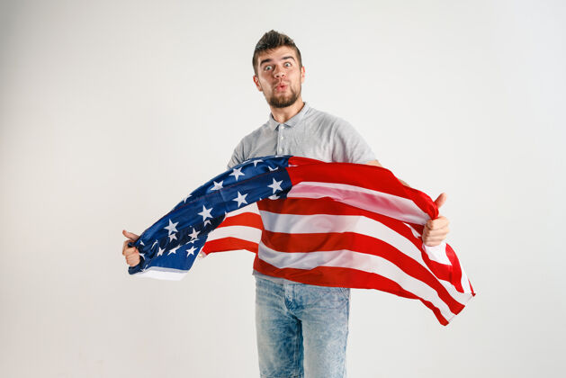 男人拿着美国国旗的年轻人美国立场情感