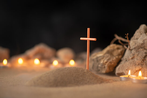 金在小坟周围用石头点燃蜡烛 纪念葬礼上的死亡记忆蜡烛火