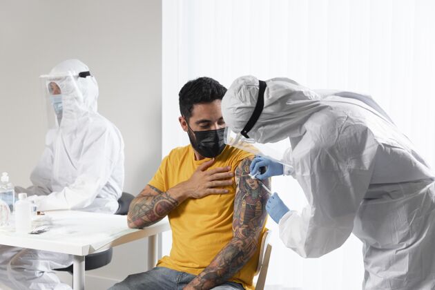 医生医生在中心给病人接种疫苗预防流感感染