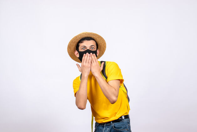 手正面是一个戴着面具 穿着黄色t恤的年轻人面具T恤惊讶的年轻人