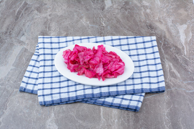 卷心菜用桌布把泡菜放在白色盘子里有机生的盘子