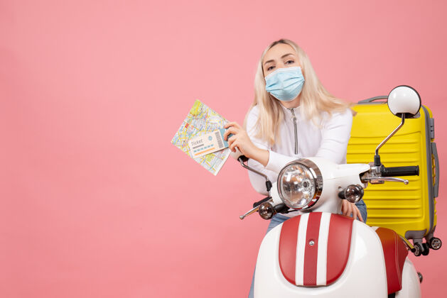 轻便摩托车正面图：戴着面罩的年轻女士 带着黄色手提箱 手里拿着地图和车票面具前面地图