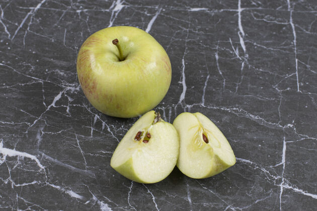 可口整个苹果和切成片的苹果放在大理石上苹果成熟生的