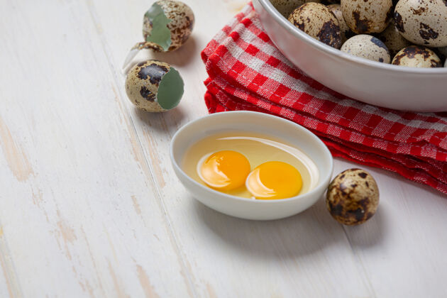 和平新鲜的鹌鹑蛋放在白色的木头表面上乡村纤维鸡蛋