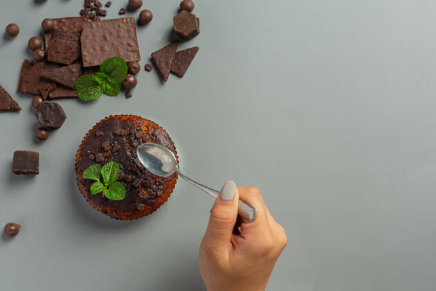 放纵黑巧克力松饼世界巧克力日概念糖果降临节庆典