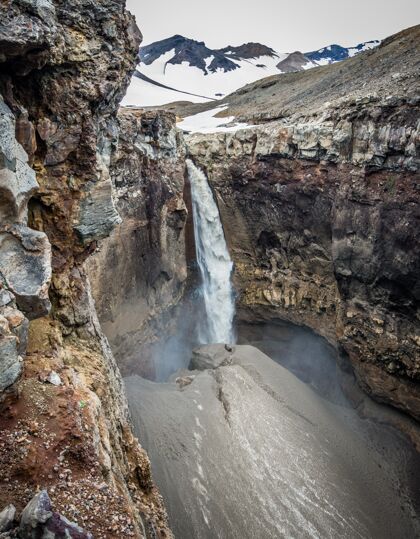 天空矿物岩石和美丽的瀑布在堪察加半岛 俄罗斯训练岩石水