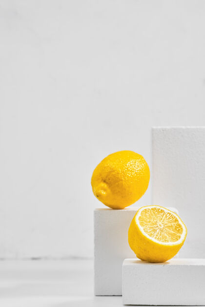 树枝灰桌上的新鲜柠檬 柠檬的简约概念成熟刷新水果