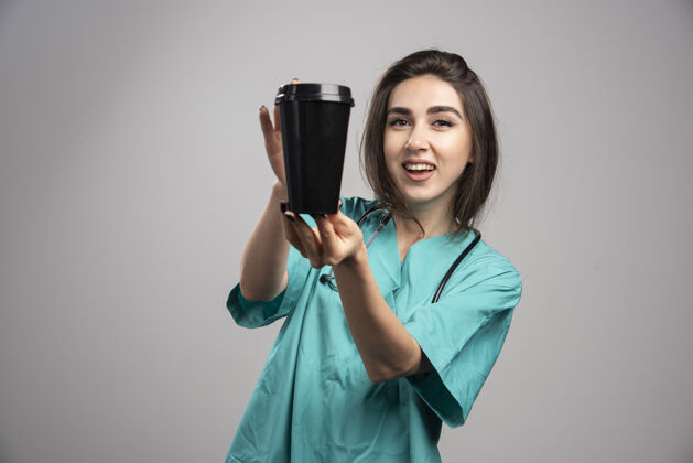 微笑女医生拿着听诊器拿着咖啡高质量的照片年轻人医生疾病