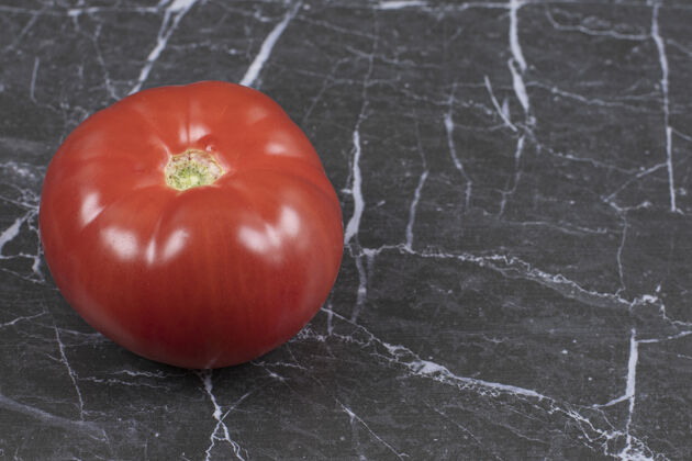 多汁整个红色番茄放在大理石上有机成熟蔬菜