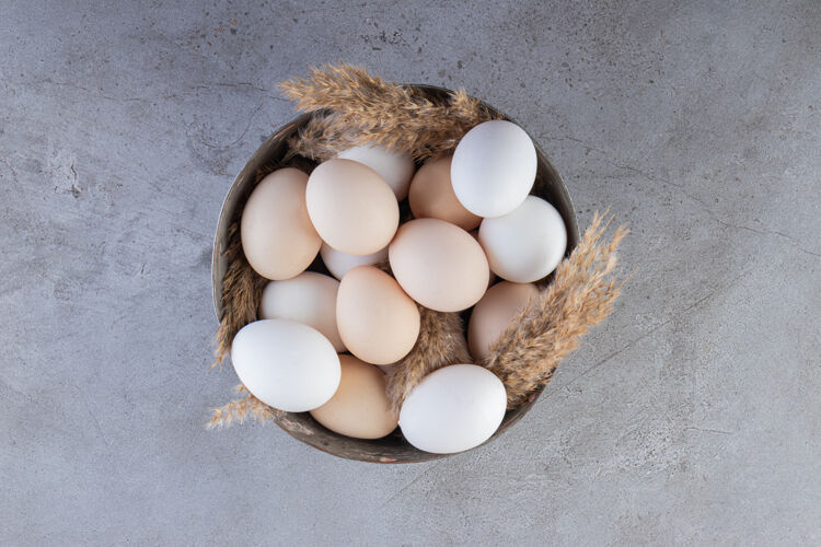 未经料理的把新鲜的生鸡蛋放在石头上食物鸡蛋未煮熟的