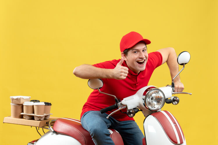 人物顶视图自信的年轻人穿着红色上衣 戴着帽子 在黄色背景上做着“ok”的手势人物车辆背景
