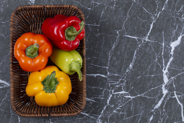 美味编织篮中新鲜成熟的甜椒俯视图有机食品健康