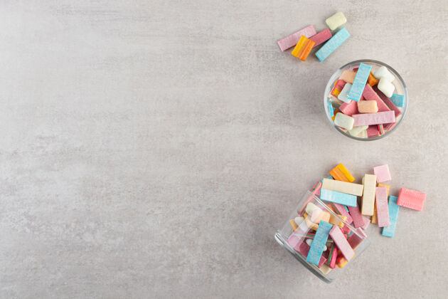 咀嚼五颜六色的口香糖放在石桌上泡泡糖美味