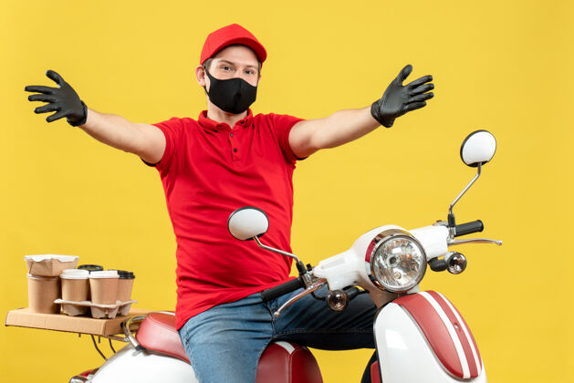红色前视图的快递员身穿红色上衣 戴着帽子手套 戴着医用口罩 坐在滑板车上 双臂向前伸展交付滑板车摩托车