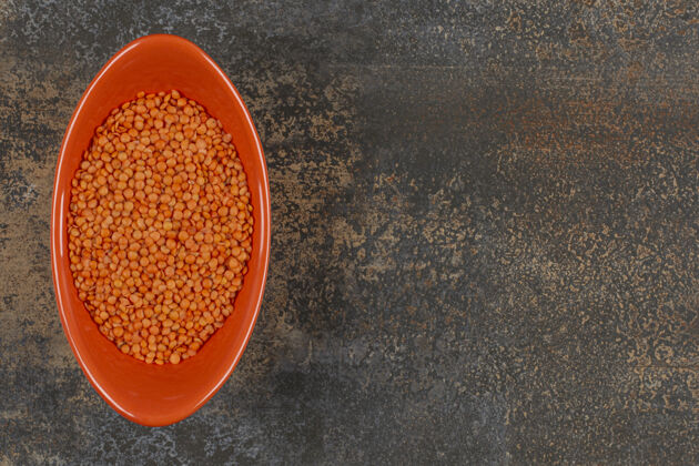 豆类把红色小扁豆放在橙色的碗里谷物扁豆农业