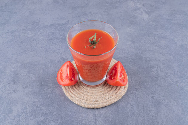 饮食在木板上放一杯新鲜的番茄汁和番茄美味食物刷新