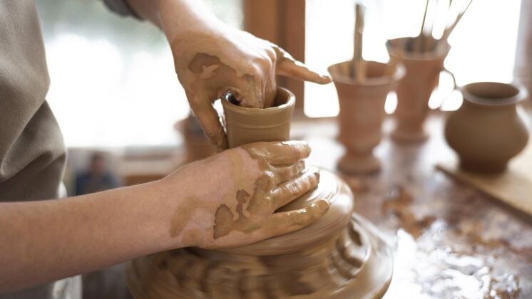 室内在陶艺作坊工作的创意人手工制作陶器车间