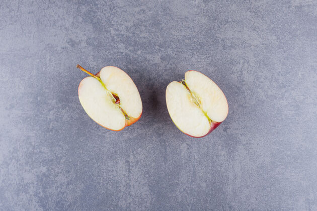 切片把切成薄片的红苹果放在石桌上美味红色水果