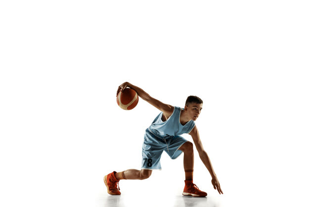 运动员在白色工作室背景上 年轻篮球运动员拿着一个孤立的球的全长肖像青少年训练和练习 动作运动的概念 动作 健康的生活方式 广告青少年街球活动