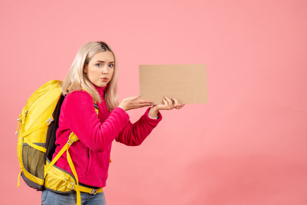 风景前视图旅行妇女与黄色背包举纸板女旅行者成人纸板