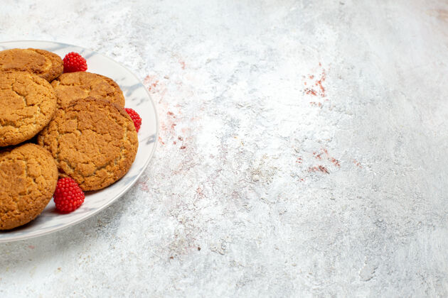 材料美味的糖饼干的正面图在一个白色的表面板内脏正面盘子