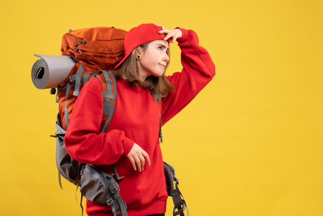 帽子带背包的体贴女性旅行者的正面视图正面青年背包