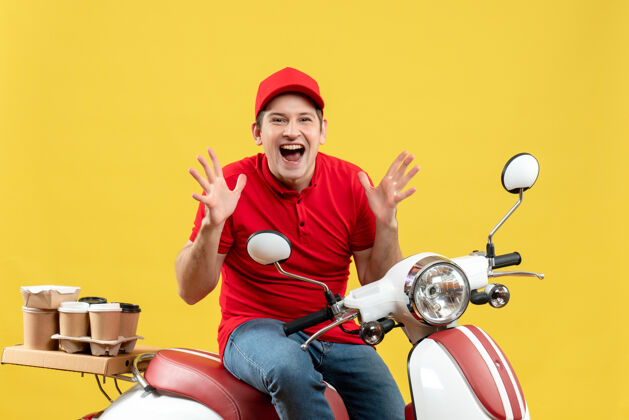 成人正面图是一个穿着红色上衣 戴着帽子 在黄色背景下传递命令的年轻人人坐着车辆
