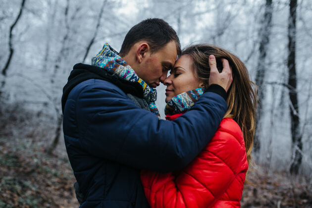 霜冻男人和女人一起在冬季公园散步乐趣天气浪漫