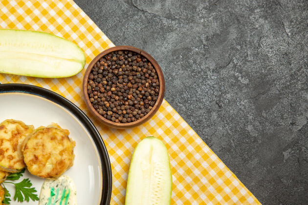 碗灰色表面上美味的南瓜粉切片熟蔬菜俯视图营养品饭早餐