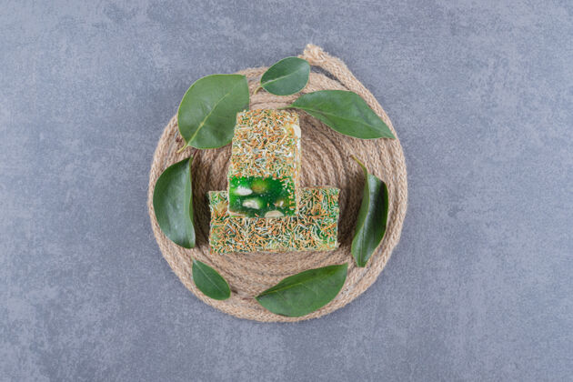 榛子土耳其美食rahatlokum的顶视图 木板上有榛子斋月糖东方