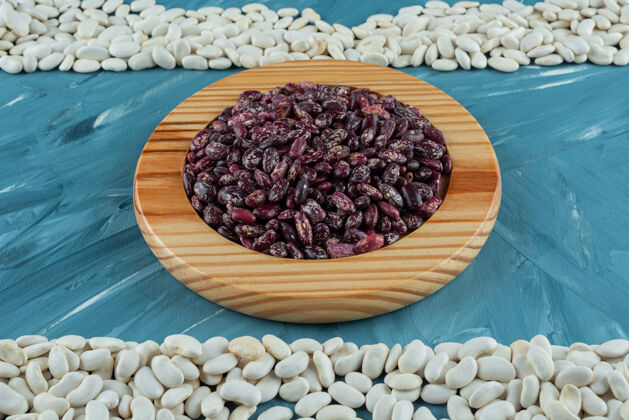 分类一堆各种各样的生豆子散落在蓝色的表面上混合豆类各种