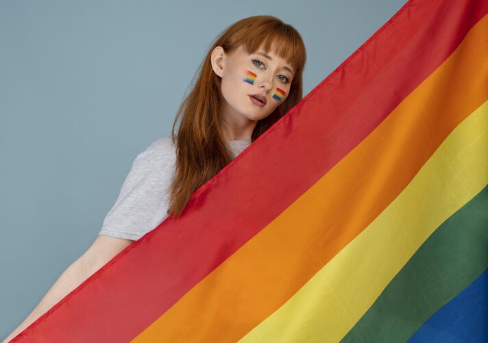 宽容有彩虹符号的红发女人同性恋自豪尊重庆祝