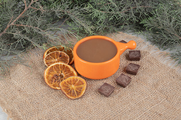 配料香浓咖啡 橘子片和巧克力加粗麻布杯子水果咖啡