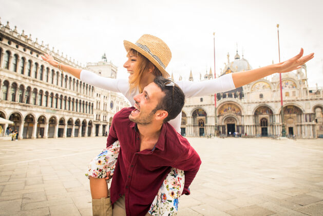旅游年轻夫妇在威尼斯游玩-游客在意大利旅游和观光威尼斯最相关的地标-关于生活方式 旅游 旅游的概念生活方式度假男人