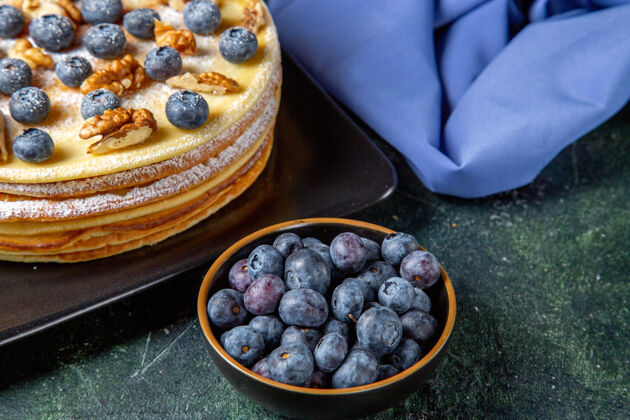 糖前视图美味的蜂蜜蛋糕与蓝莓和核桃内板黑暗的表面食物深色视野