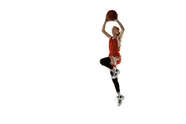 比赛年轻的白人女子篮球运动员在行动 在白色背景上孤立的跳跃运动红发运动女孩运动的概念 运动 活力和动态 健康的生活方式训练强壮篮球人
