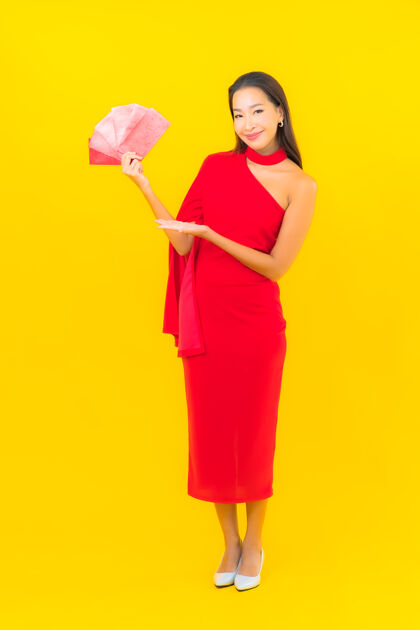衣服用红包信描绘美丽的亚洲年轻女子亚洲人中国新年年轻人